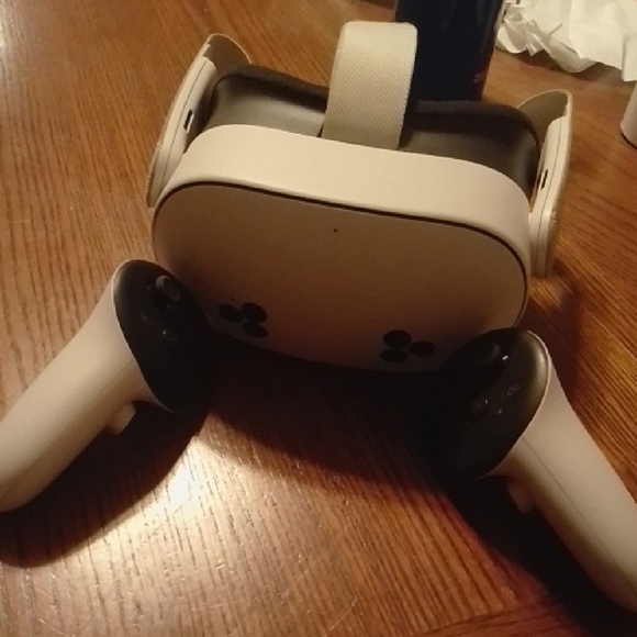 VR Headset with Controllers - White